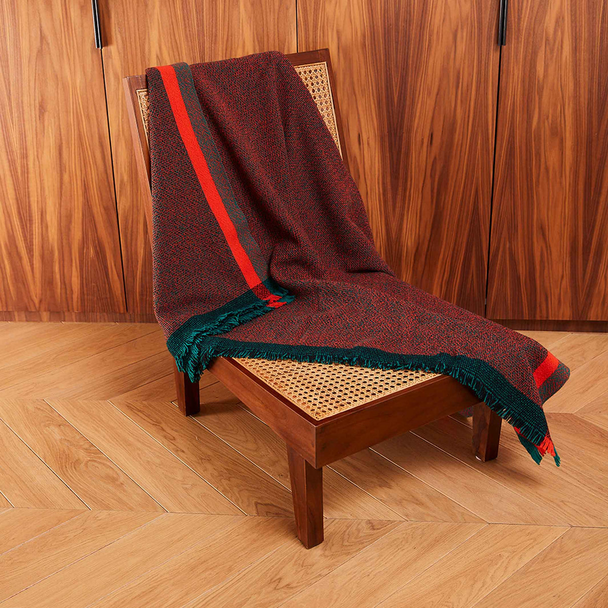 INTEGRATE THROW THINKING - rote Tagesdecke - 180x140 cm - 100% Merino Wolle | Cristian Zuzunaga