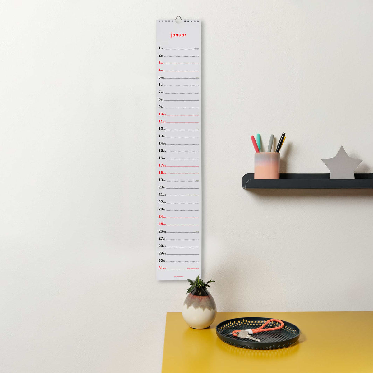 zweitausend&sechsundzwanzig - STREIFENKALENDER 2026 - Neon-Korall Schwarz Gold - 12×69 cm | rikiki