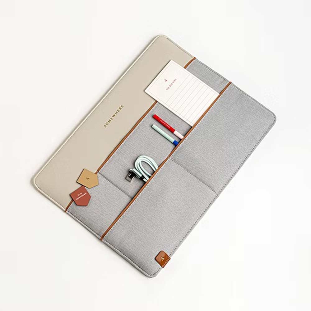 STAND-UP LAPTOP CASE 15 Zoll - Desktop-Organizer mit Laptop- & Tablet-Hülle | Somewhere