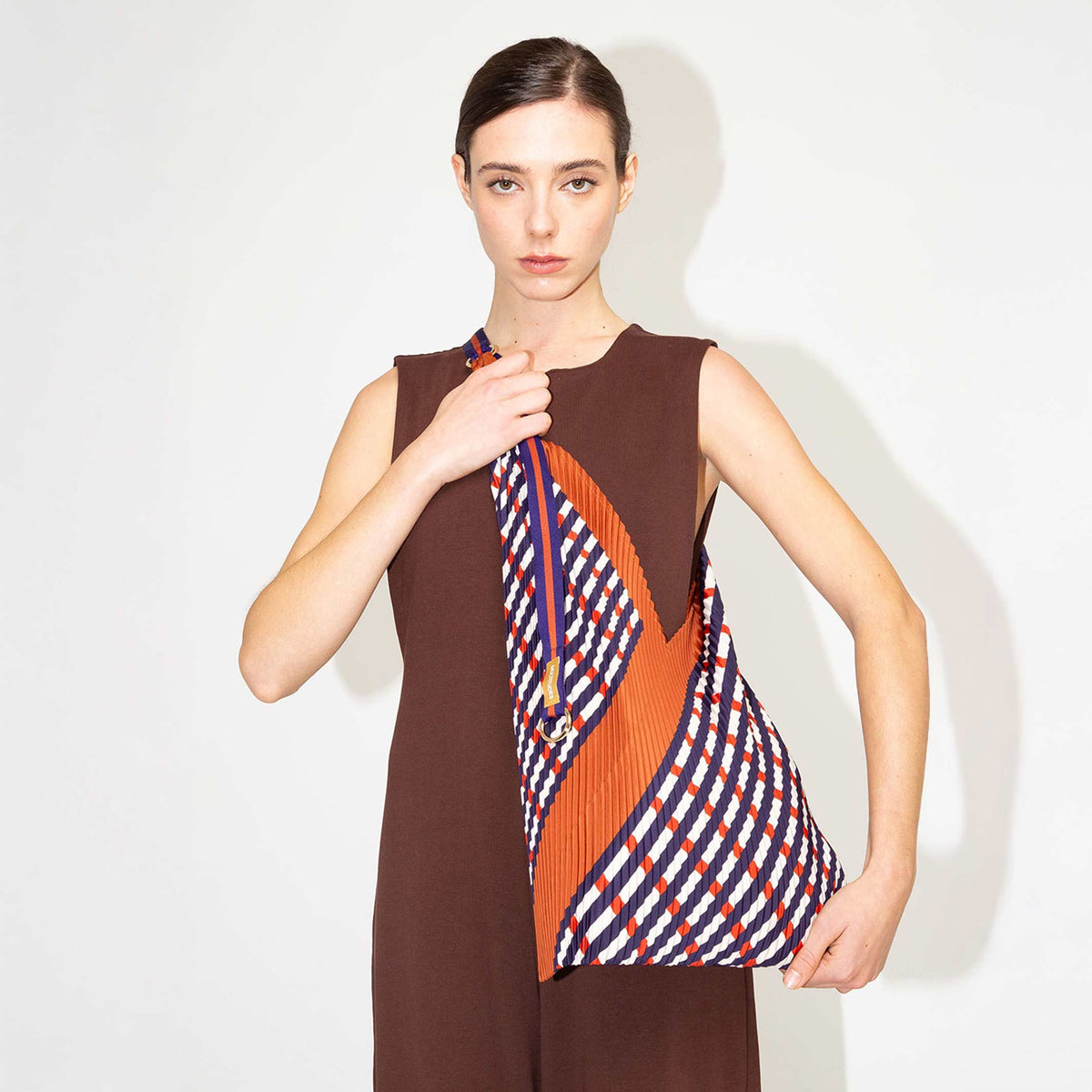 Y-Tasche Sophia – Terracotta · Plissee-Satin · 30 × 60 cm | Multitudes