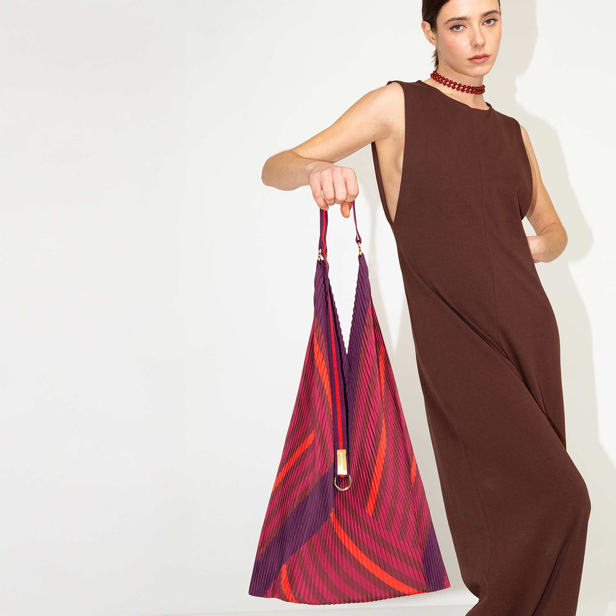 Y-Tasche Stefania – Plissee-Satin · 30 × 60 cm | Multitudes