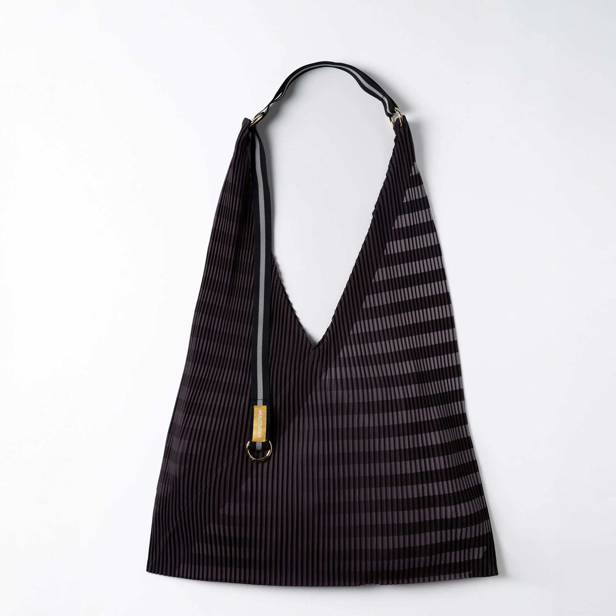 Y-Tasche Claudia – Schwarz · Plissee-Satin · 30 × 60 cm | Multitudes