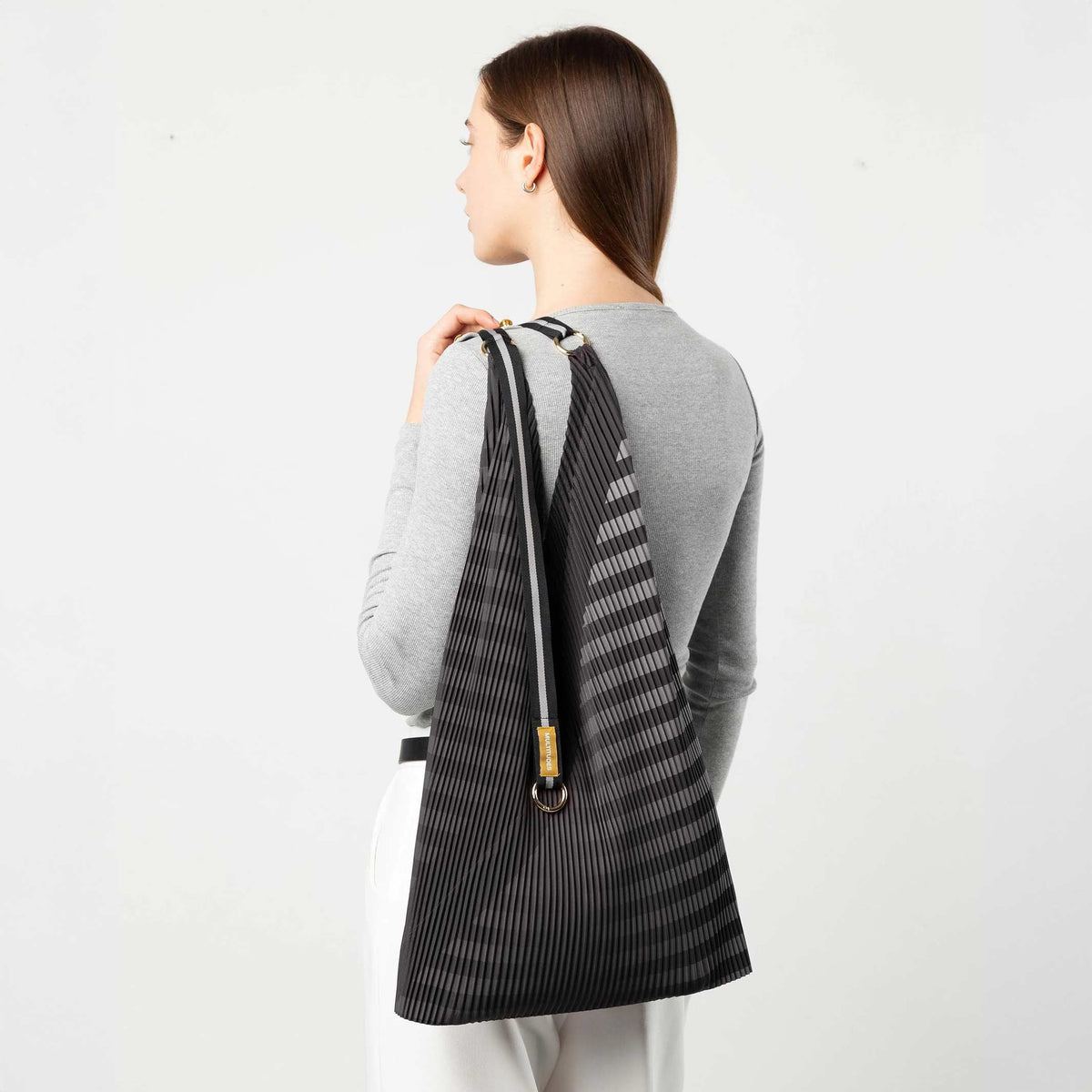 Y-Tasche Claudia – Schwarz · Plissee-Satin · 30 × 60 cm | Multitudes