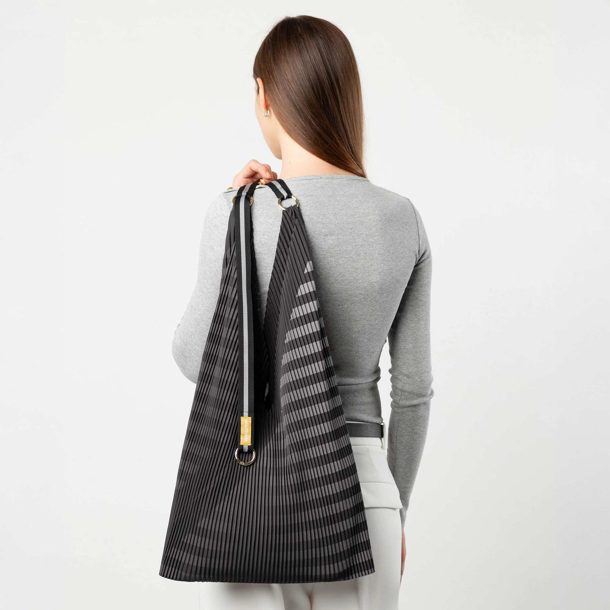 Y-Tasche Claudia – Schwarz · Plissee-Satin · 30 × 60 cm | Multitudes