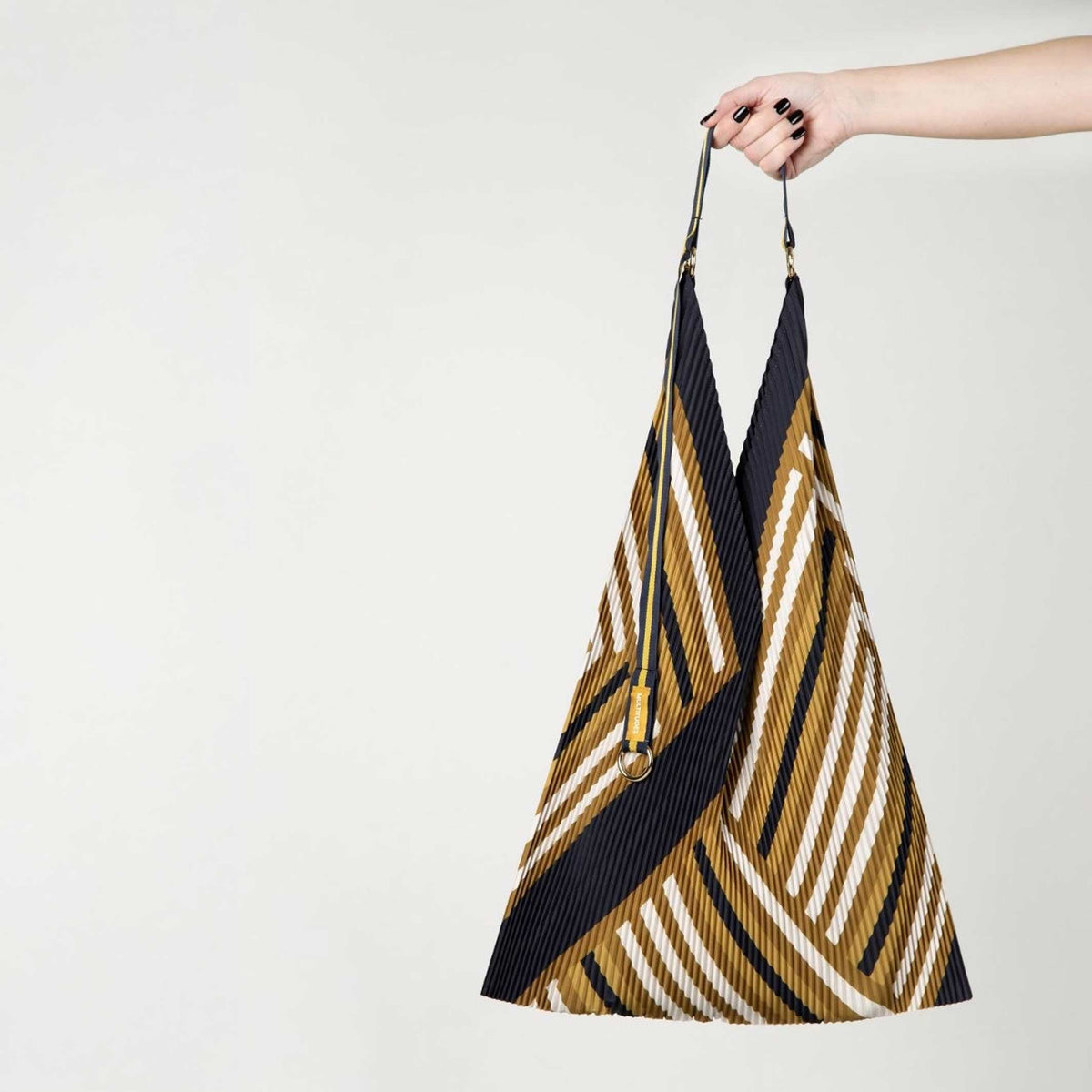 Y-Bag Grace – Pleated Satin · 30 × 60 cm | Multitudes