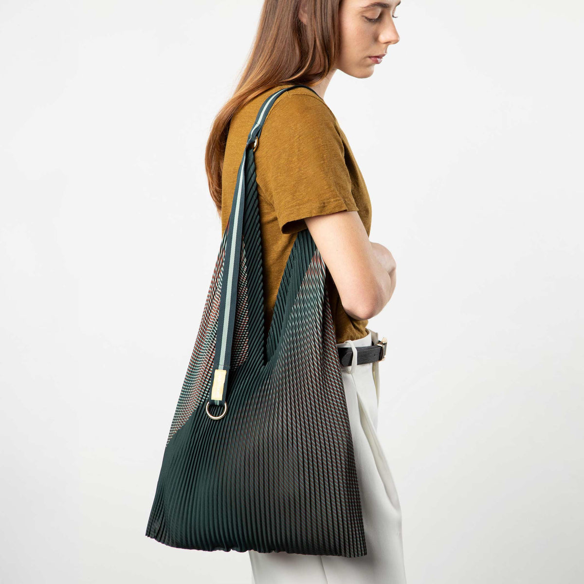 Y-Tasche Isabella – Grün · Plissee-Satin · 30 × 60 cm | Multitudes