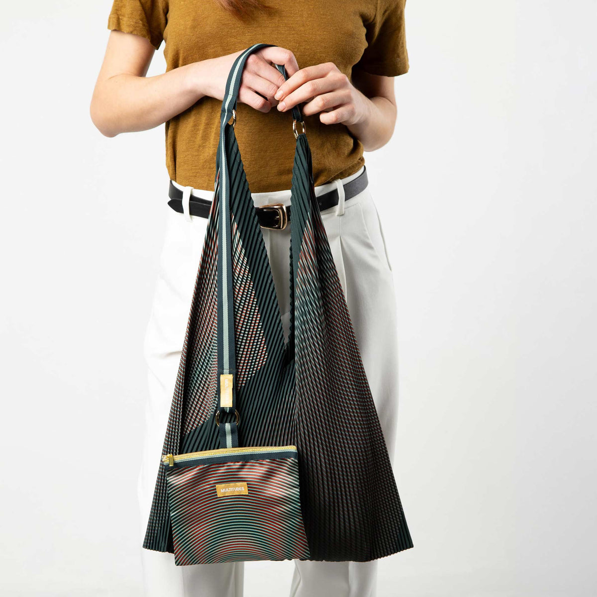 Y-Tasche Isabella – Grün · Plissee-Satin · 30 × 60 cm | Multitudes
