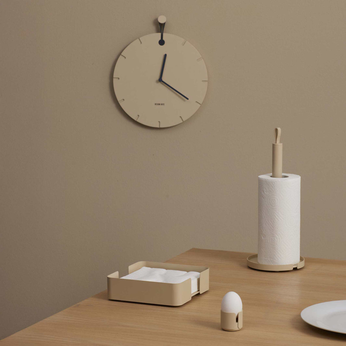 BIG HUG PAPER TOWEL HOLDER - Latte-farbiger Küchenrollen-Halter | Hans Thyge & Co | DesignBite
