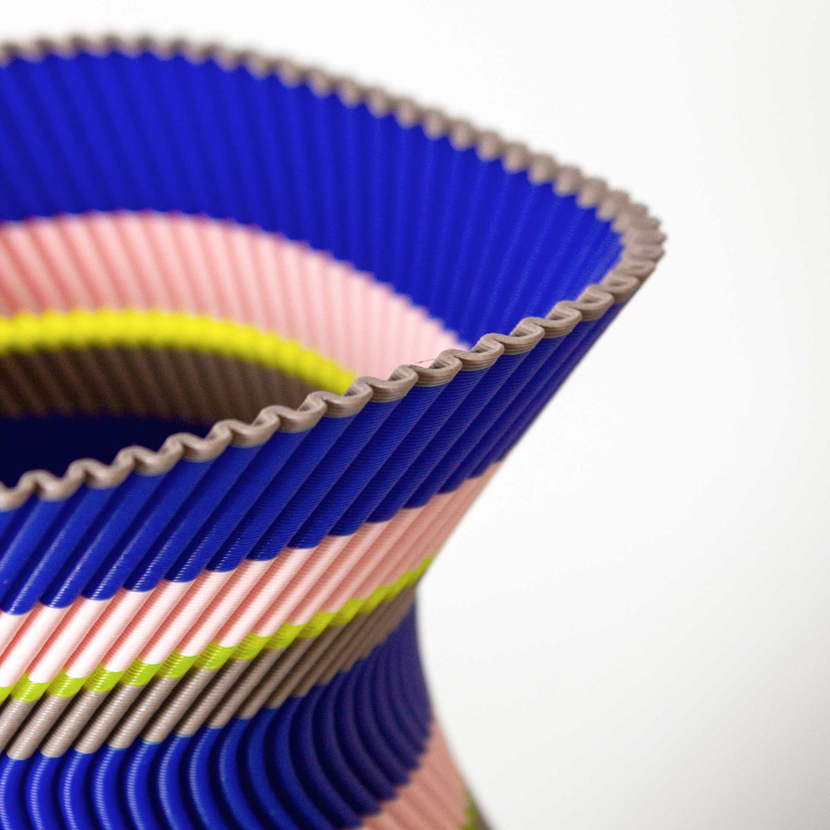 Motif de vase évasé | VASE imprimé en 3D avec vase intérieur | 20 cm de haut | La collection Edge | Sheyn