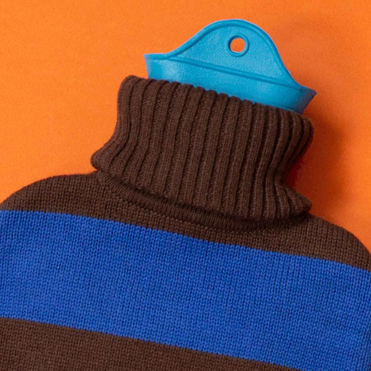 WÄRMFLASCHE mit gestreiften Rollkragenpulli | Kobalt & Dunkelbraun | Suite702