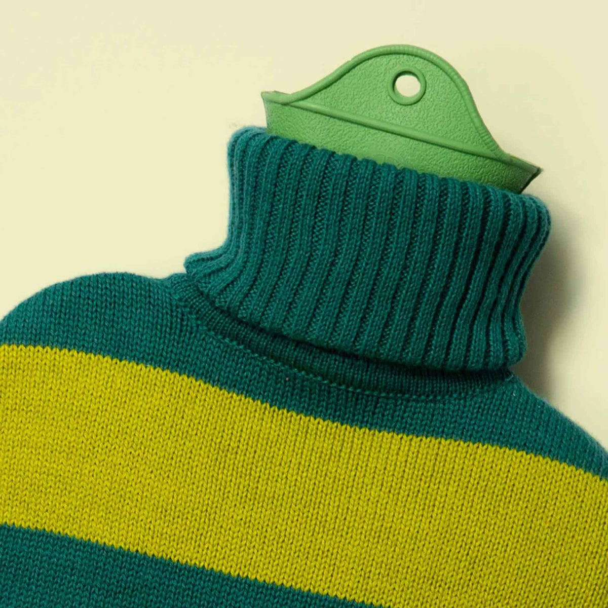 WÄRMFLASCHE mit gestreiften Rollkragenpulli | Blaugrün & Limettengrün | Suite702