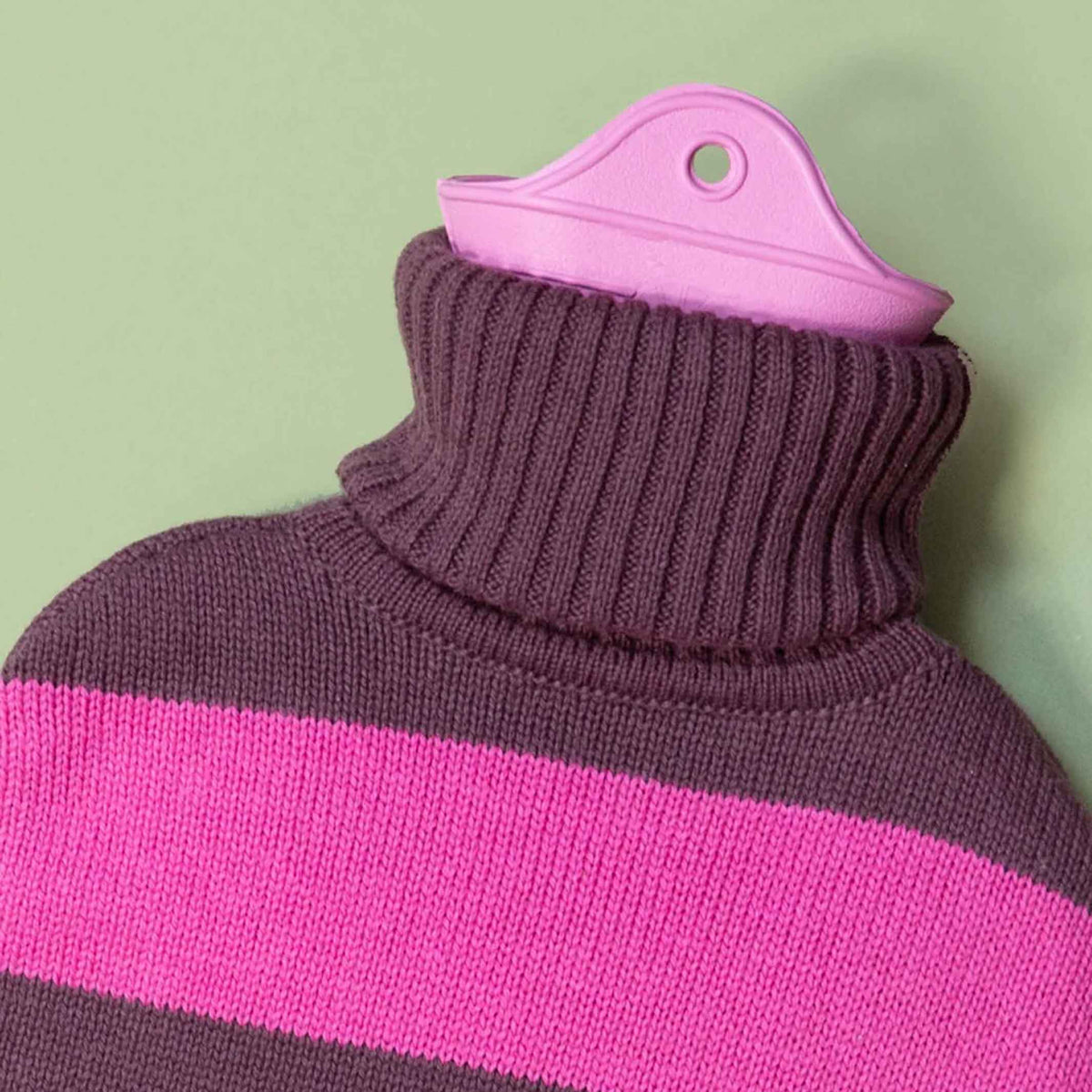 WÄRMFLASCHE mit gestreiften Rollkragenpulli | Pink & Pflaume | Suite702