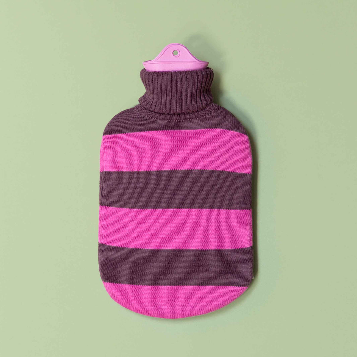 WÄRMFLASCHE mit gestreiften Rollkragenpulli | Pink & Pflaume | Suite702