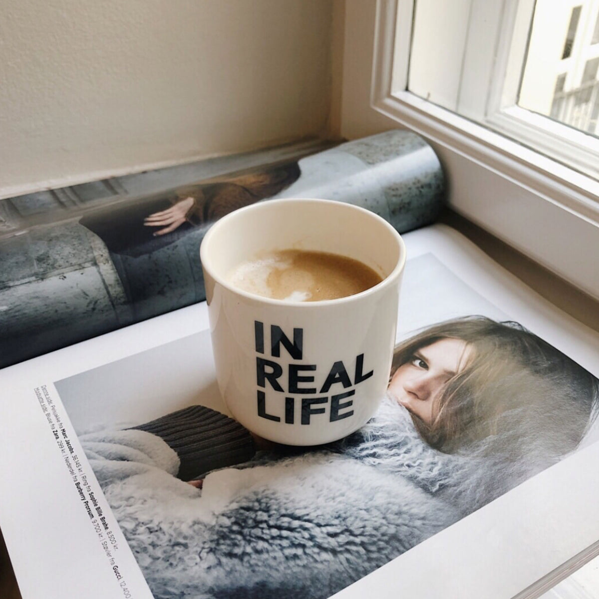 IN REAL LIFE | weisser Kaffee- & Tee-BECHER mit schwarzer Typo | in real life Serie | PLTY