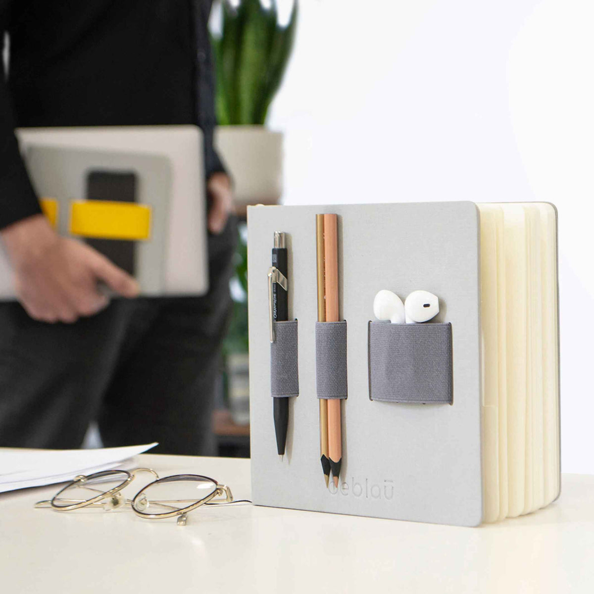 FLEX Hellgrau - NOTIZBUCH mit integriertem dunkelgrauem ORGANIZER-Band - 18x18 cm | beblau