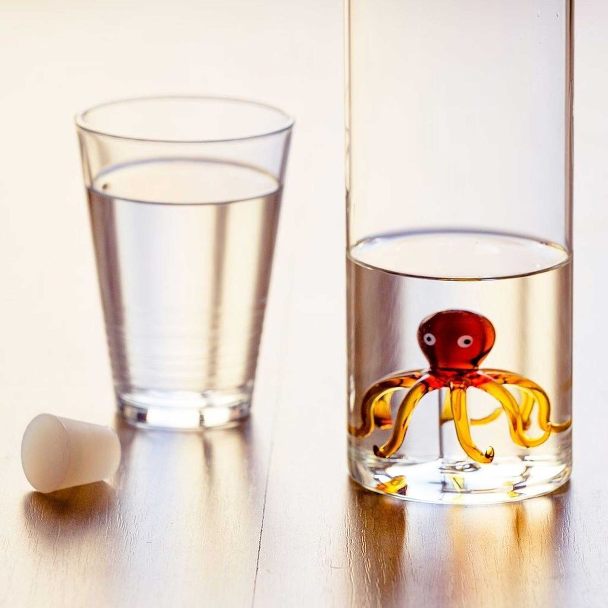 Glasflasche Atlantis Octopus – Bernstein · 1,2 L | Balvi