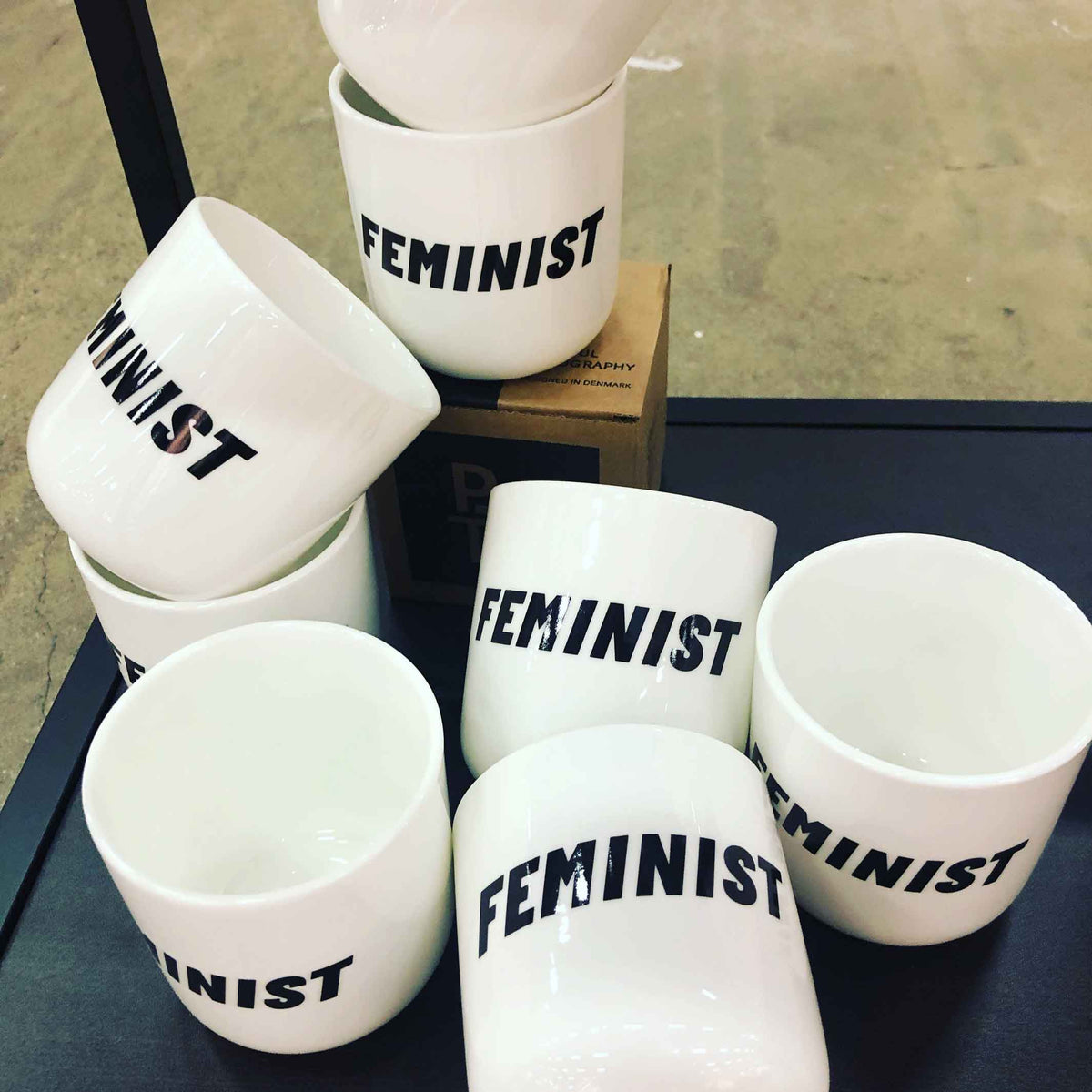 FEMINIST | weisser Kaffee- & Tee-BECHER mit schwarzer Typo | Attitude Serie | PLTY