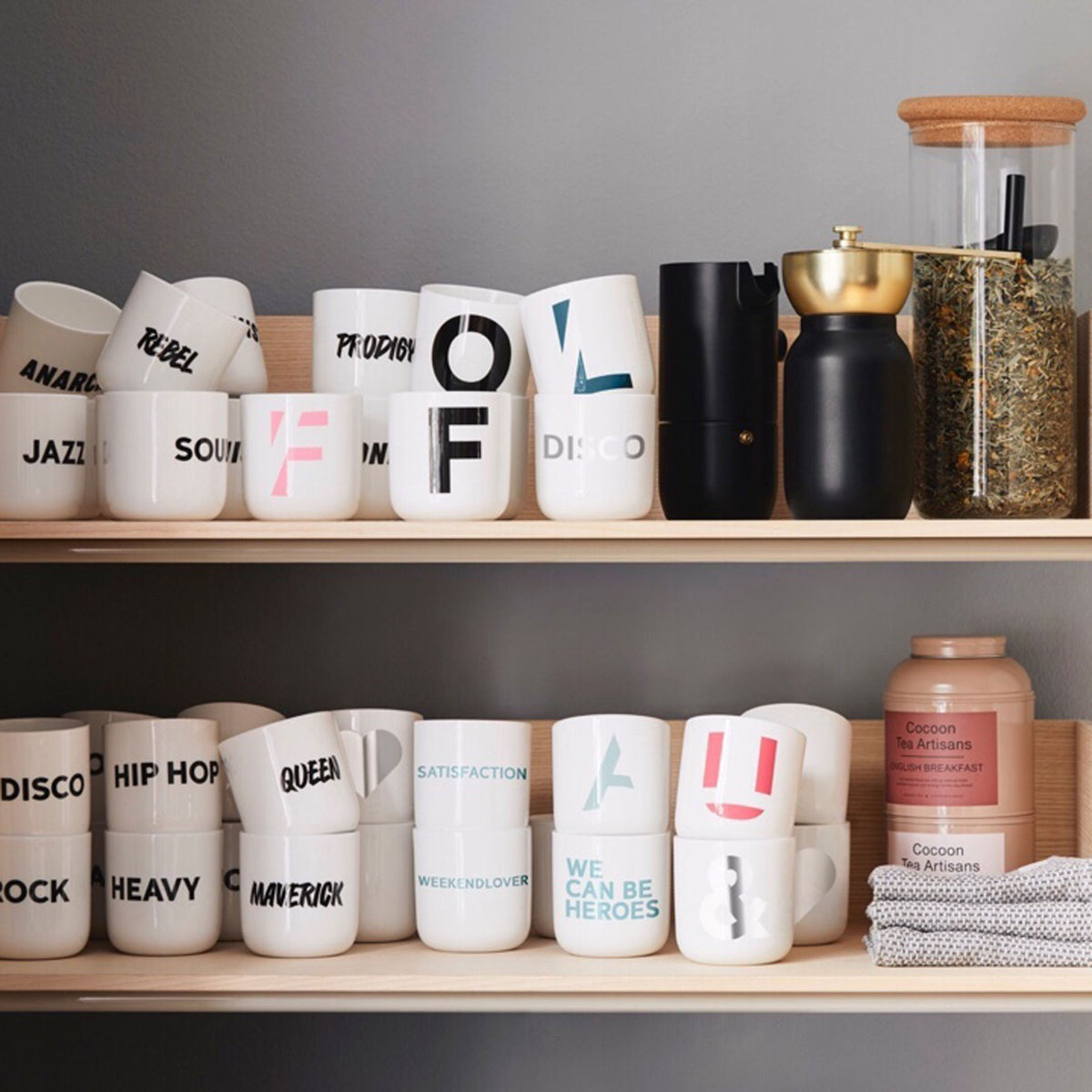 WE CAN BE HEROES | weisser Kaffee- & Tee-BECHER mit schwarzer Typo | Lyrics Serie | PLTY