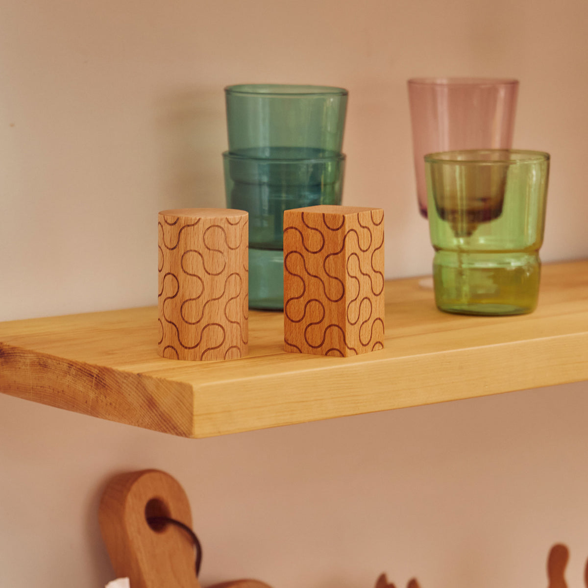 SHAKERS DE MOTIFS | SALIÈRE ET POIVRIÈRE en bois | Dusen Dusen | Sont conscients