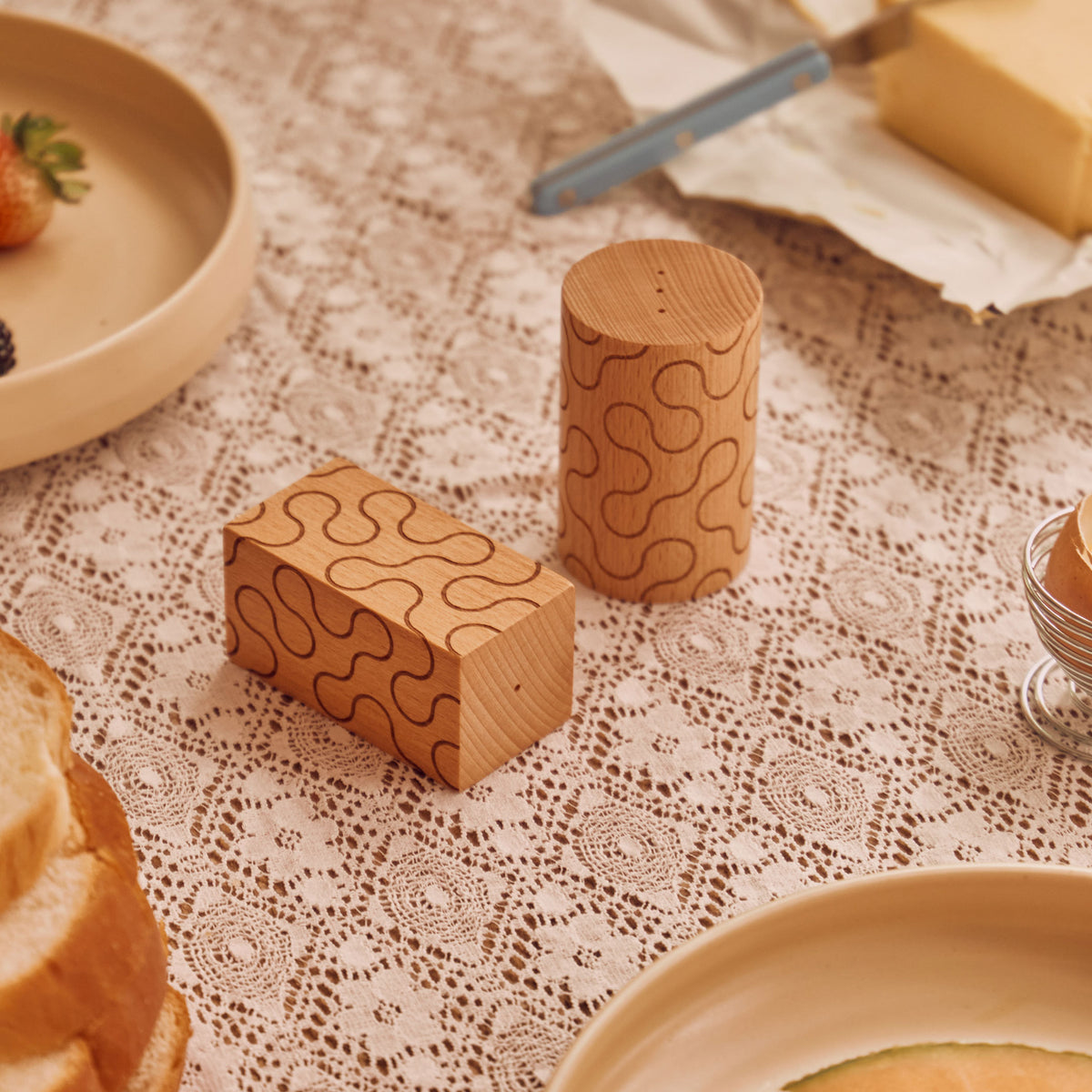 PATTERN SHAKERS | SALZ- & PFEFFERSTREUER aus Holz | Dusen Dusen | Areaware