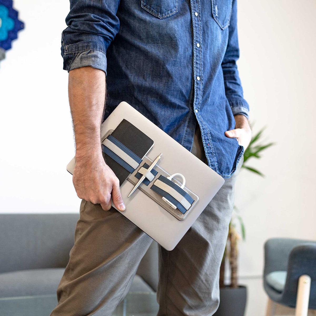 SHIFT | schmaler, klebbarer Laptop-ORGANIZER | 26x7 cm | beblau