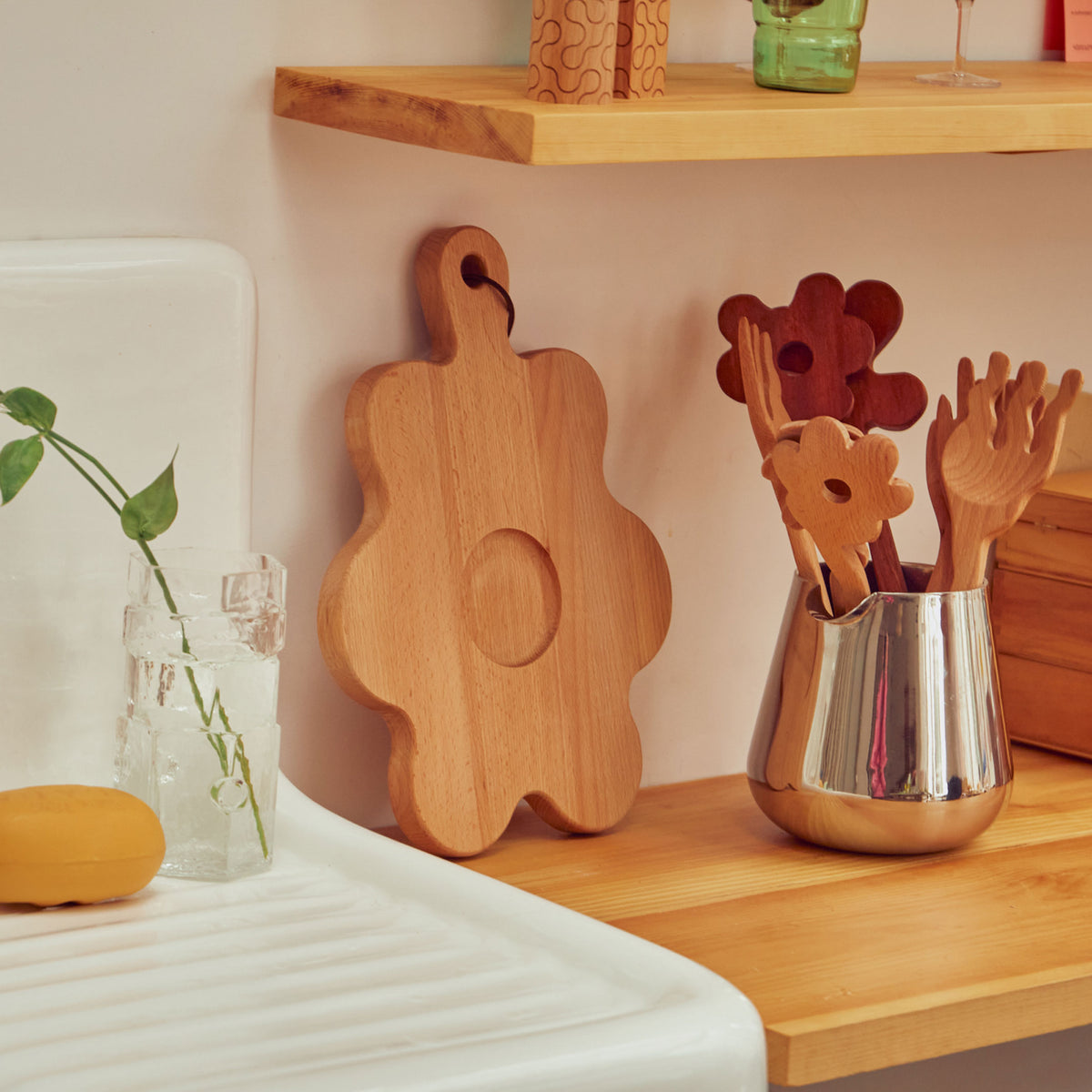 SERVING FRIENDS BOARD - großes Holz-Schneidebrett - 28x37 cm | Selena Liu | Areaware