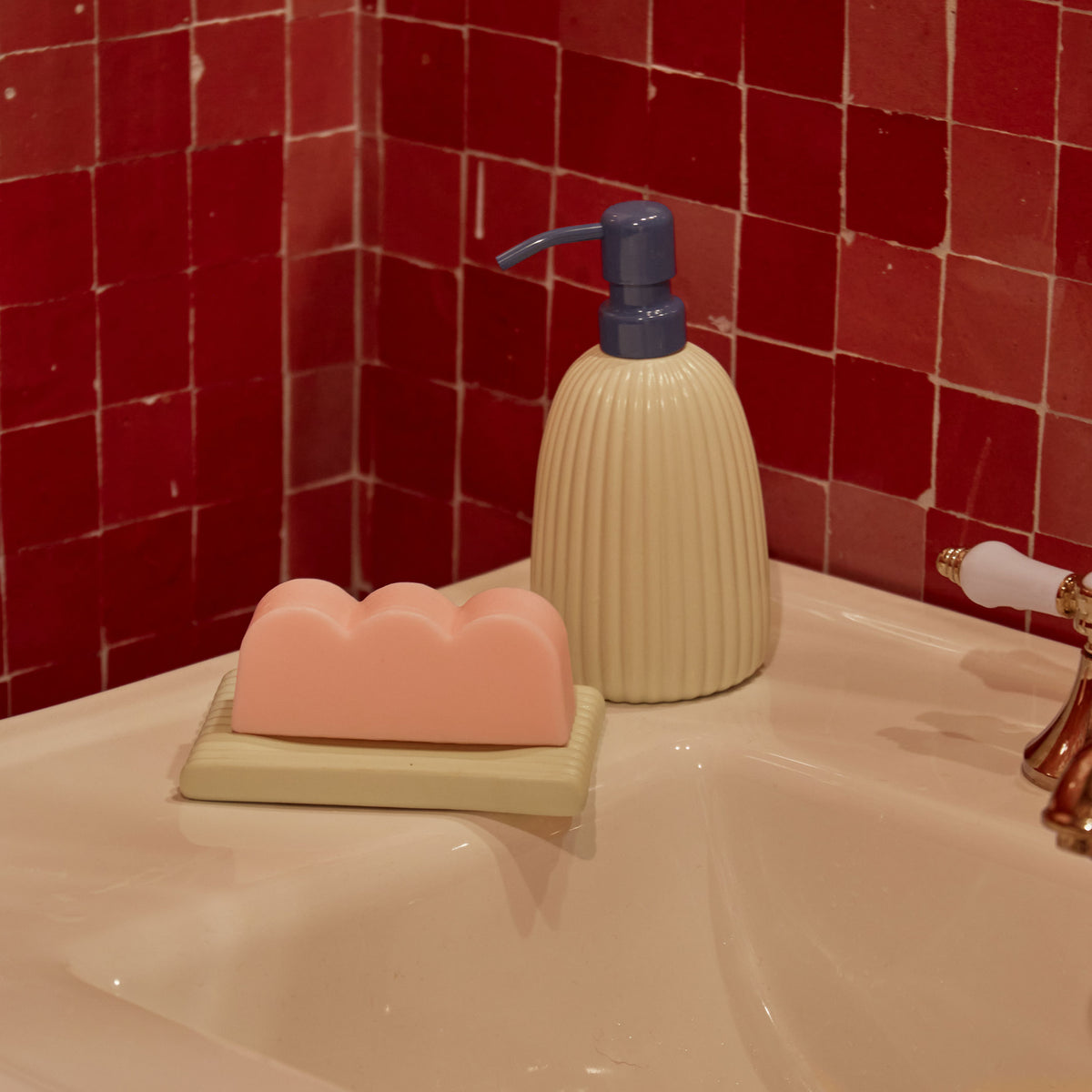 SHAPE SOAP BUMP | rosafarbige SEIFE | Grain | Areaware