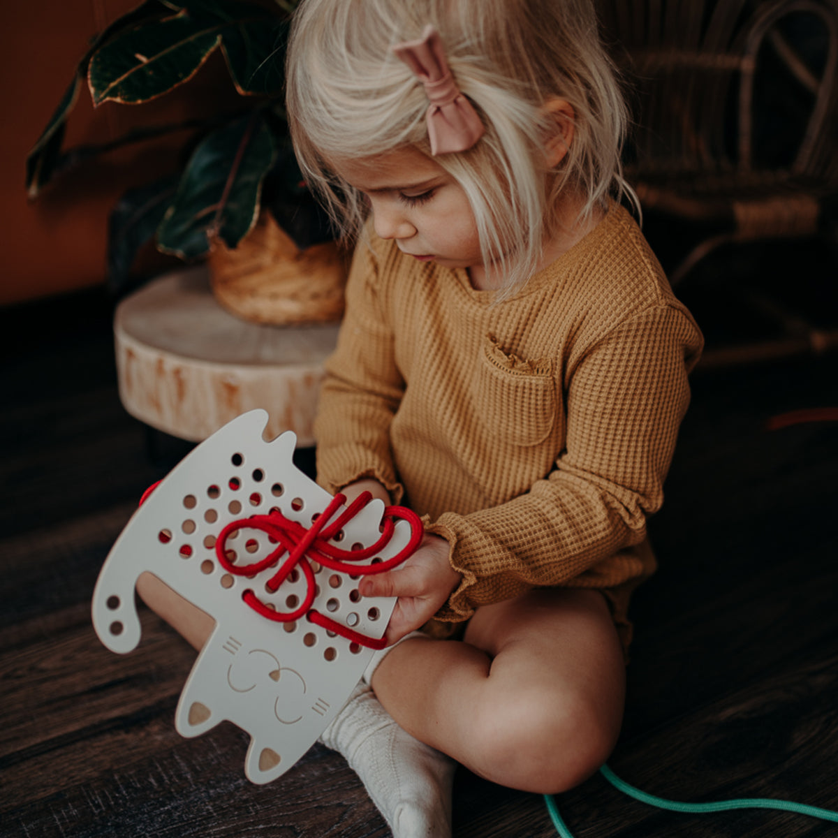 SOPHIA THE CAT - Fädelspielzeug aus Holz - Montessori - Katze | milin