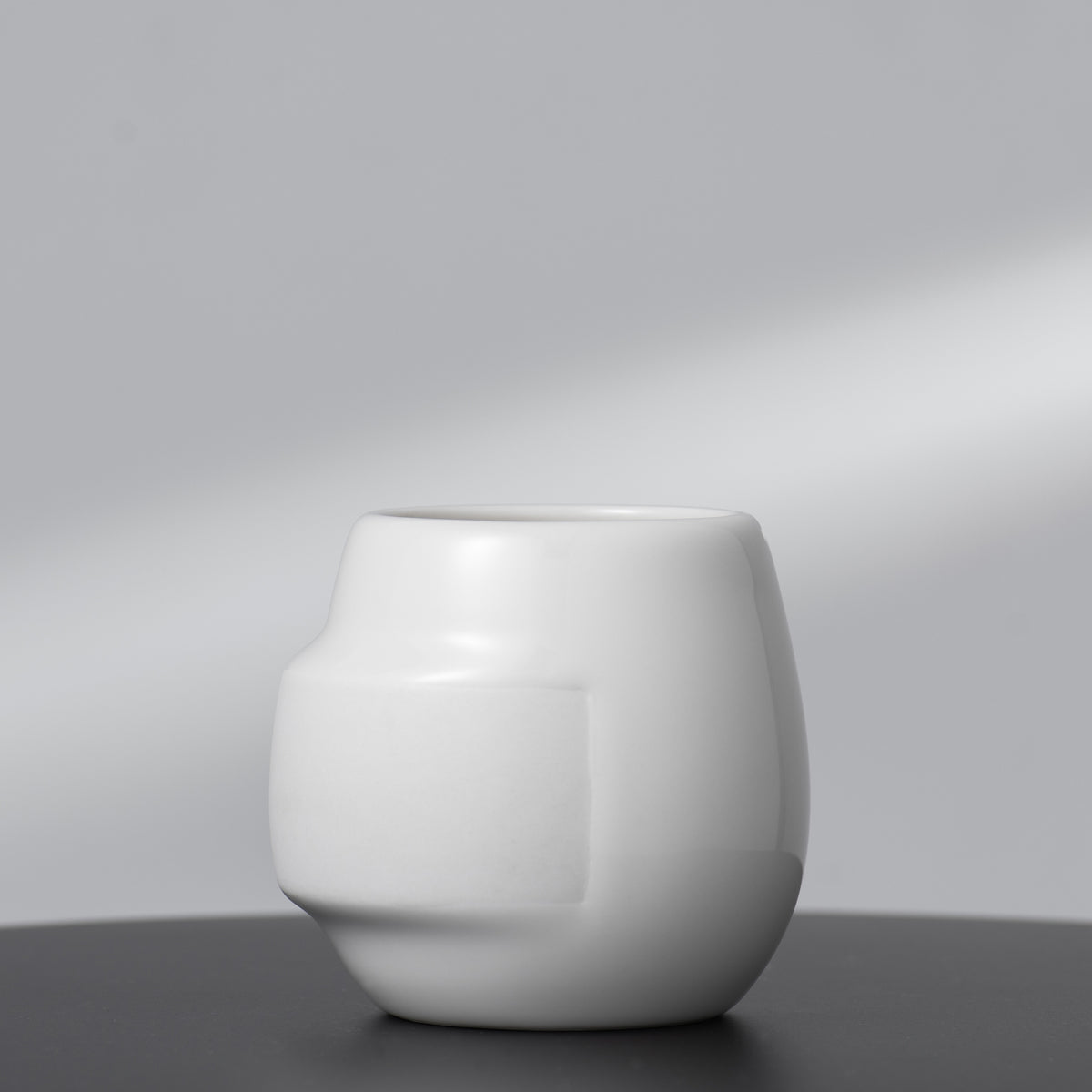 YUAN 02 - Mittlere Tasse - griffloses Design aus Porzellan | HONiSTUDIO