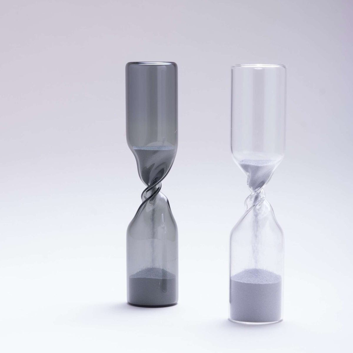 TIMELESS - meditative Sanduhr ohne Zeitmessung - mundgeblasenes Grauglas - Studio Cohaku | 100percent