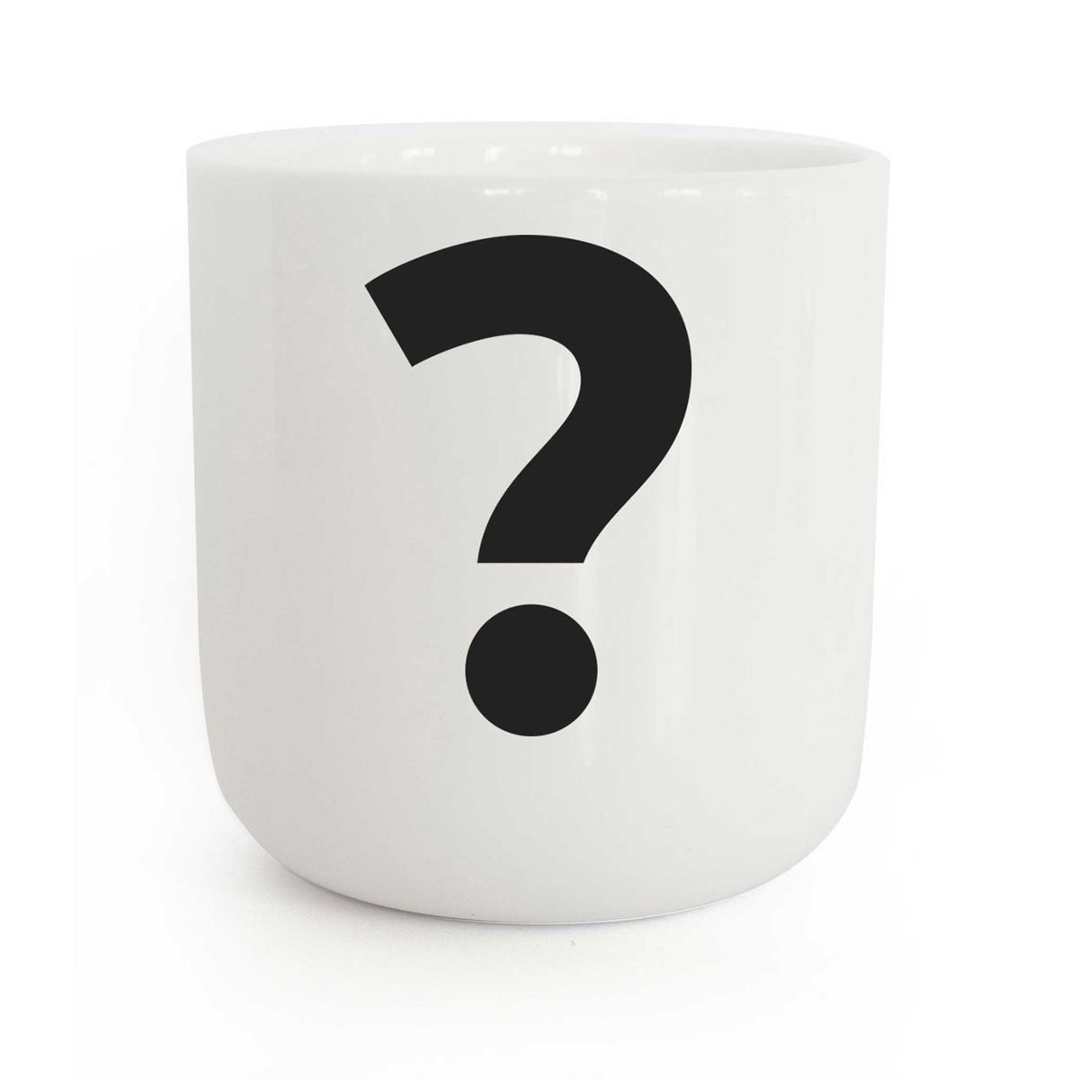 ? | weisser Kaffee- & Tee-BECHER mit schwarzer Typo | Letters & Glyphs Serie | PLTY