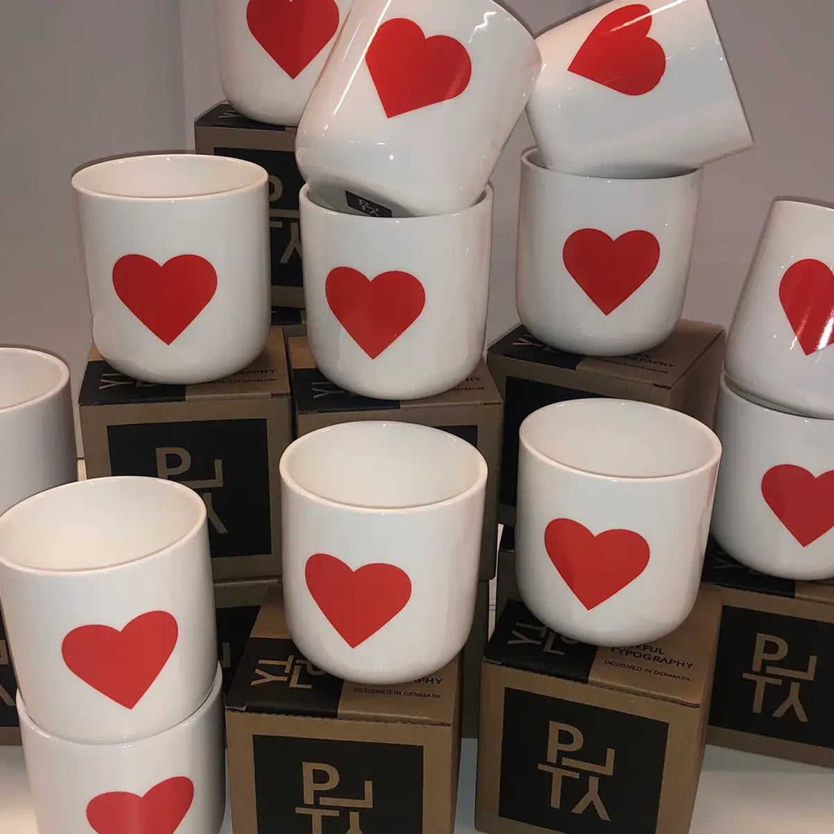 RED HEART - weisser Kaffee- & Tee-Becher mit rotem HERZ - 250 ml - Letters & Glyphs Serie | PLTY