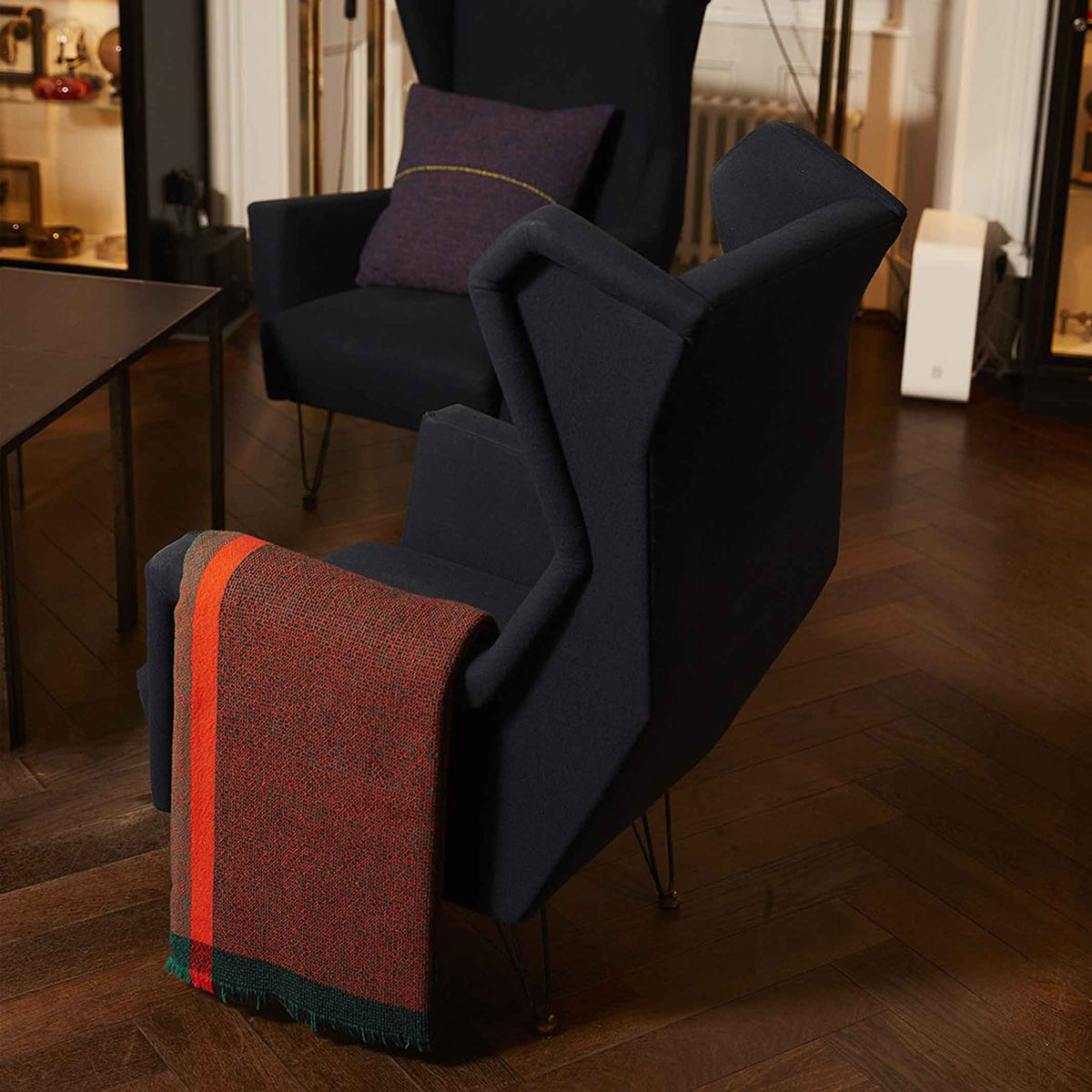 INTEGRATE THROW THINKING - rote Tagesdecke - 180x140 cm - 100% Merino Wolle | Cristian Zuzunaga