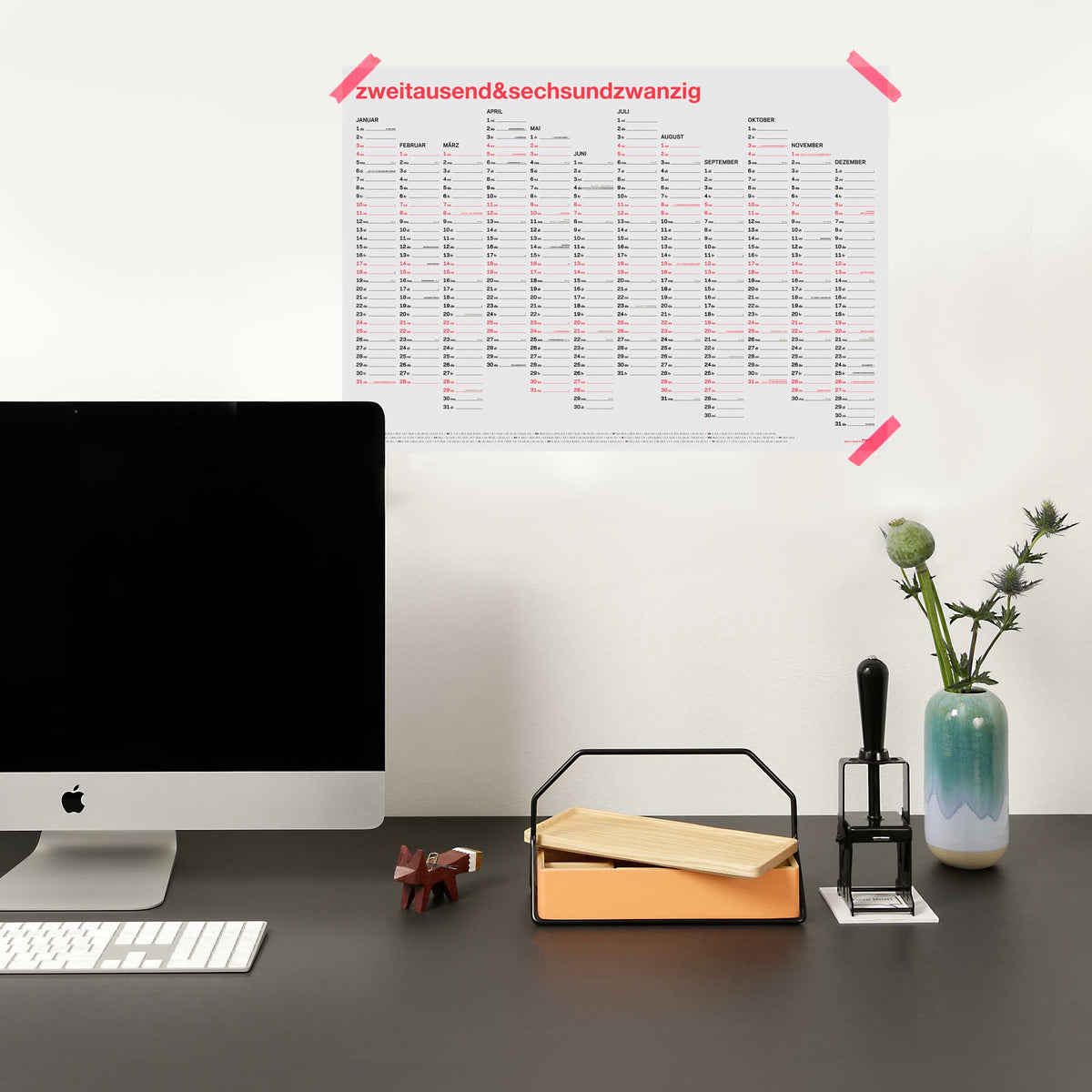 zweitausend&sechsundzwanzig - JAHRES-WANDKALENDER 2026 - Neon-Korall Schwarz Gold - A2 59x42 cm | rikiki