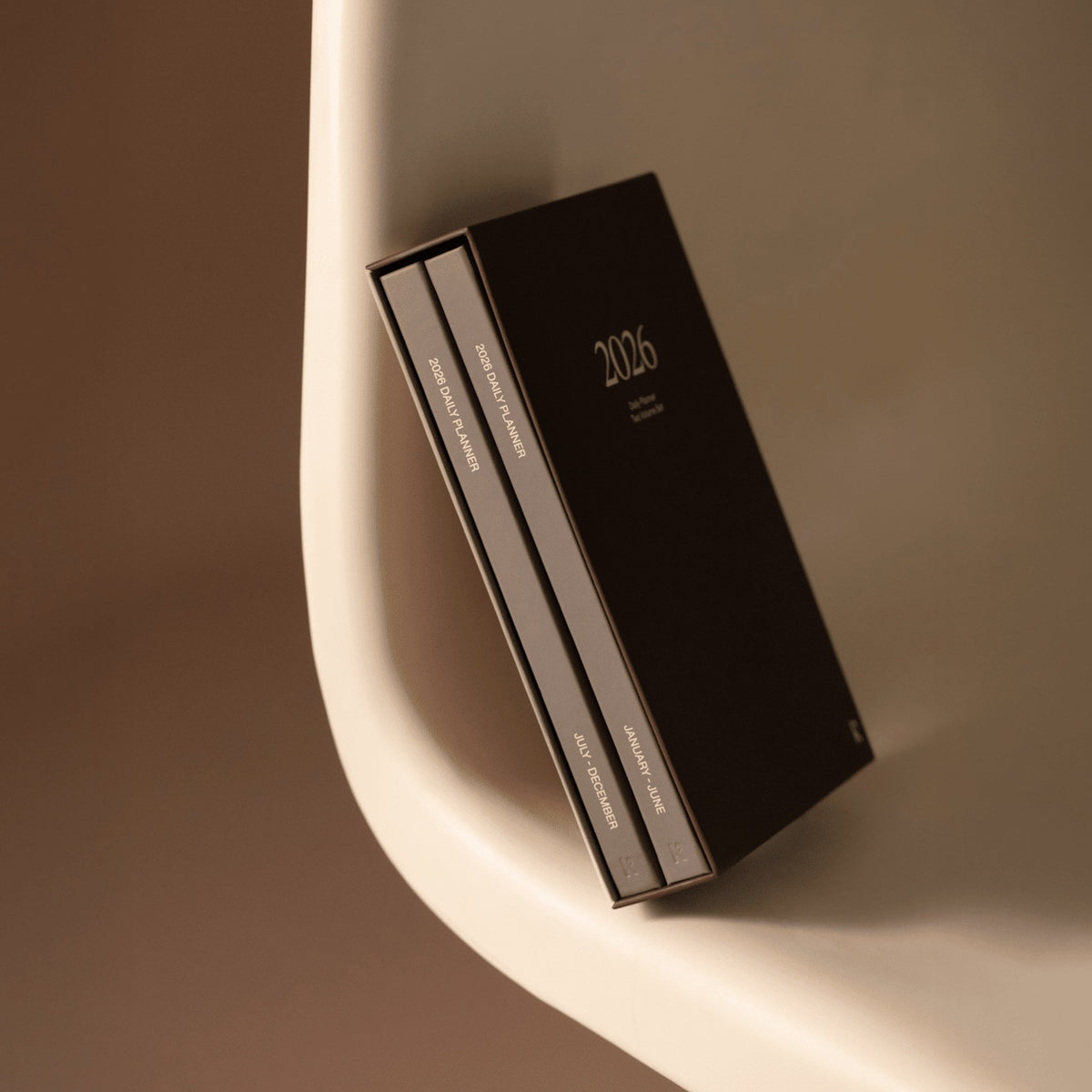 DAILY PLANNER 2026 LATTE - zweiteiliges Tagesplaner & Kalender Set - Hardcover A5 | KarstGoods