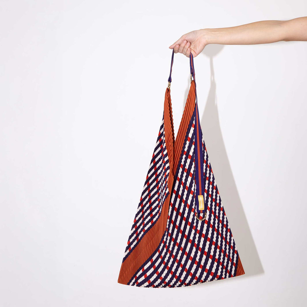 Y-Tasche Sophia – Terracotta · Plissee-Satin · 30 × 60 cm | Multitudes