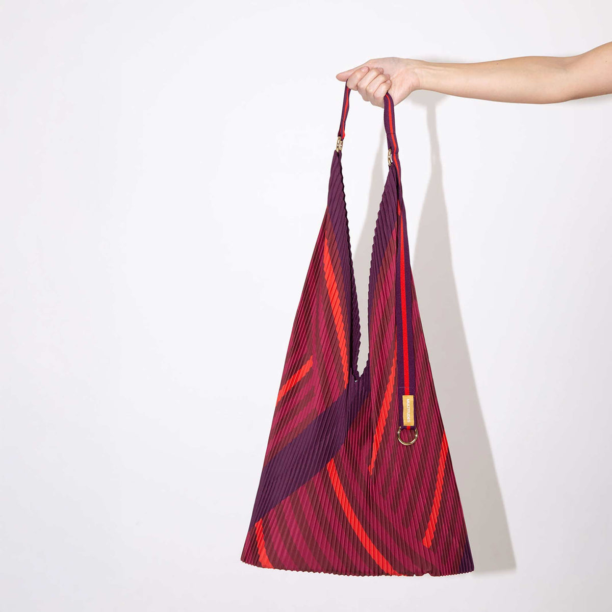 Y-Tasche Stefania – Plissee-Satin · 30 × 60 cm | Multitudes