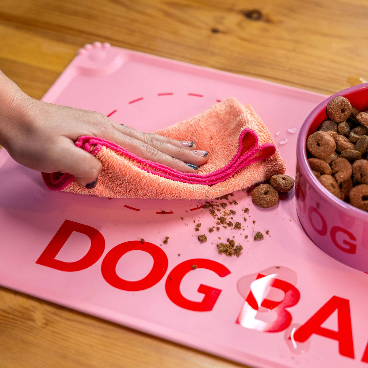 Napfunterlage "Dog Bar" – Rosa · Silikon · 49,5×26,5 cm | Fisura