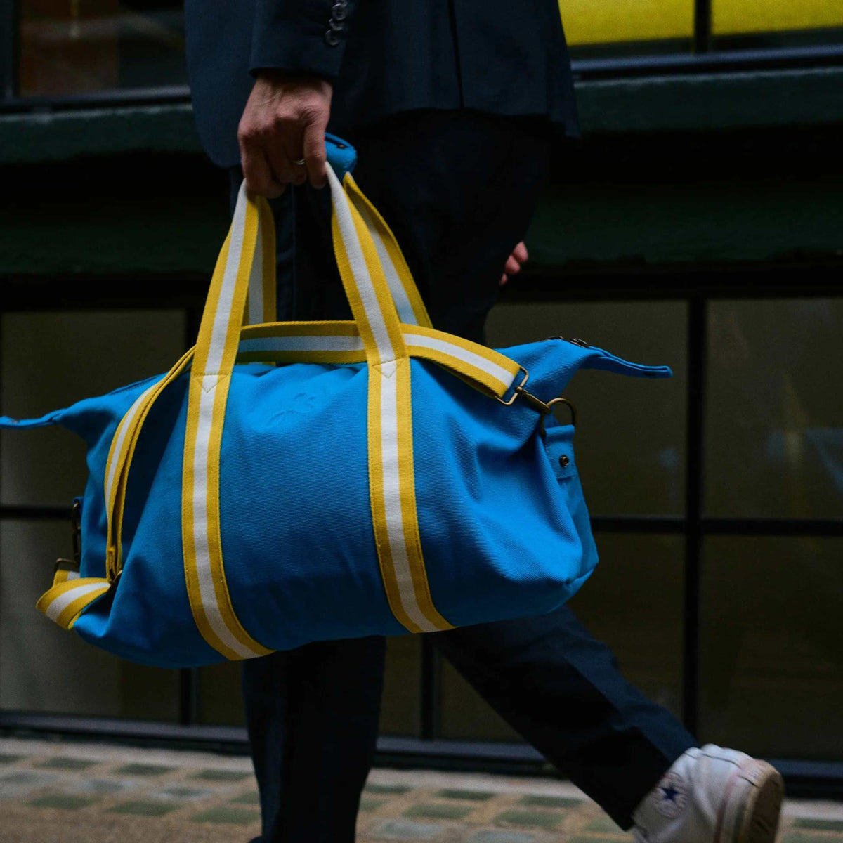 BODHI EXPLORER DUFFLE BAG - Azurblaue Reise-Tasche aus recyceltem Segeltuchstoff 53 cm | farans