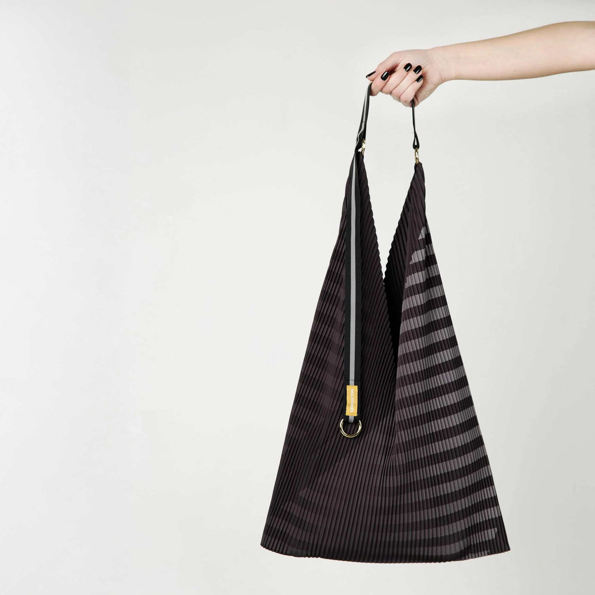 Y-Tasche Claudia – Schwarz · Plissee-Satin · 30 × 60 cm | Multitudes