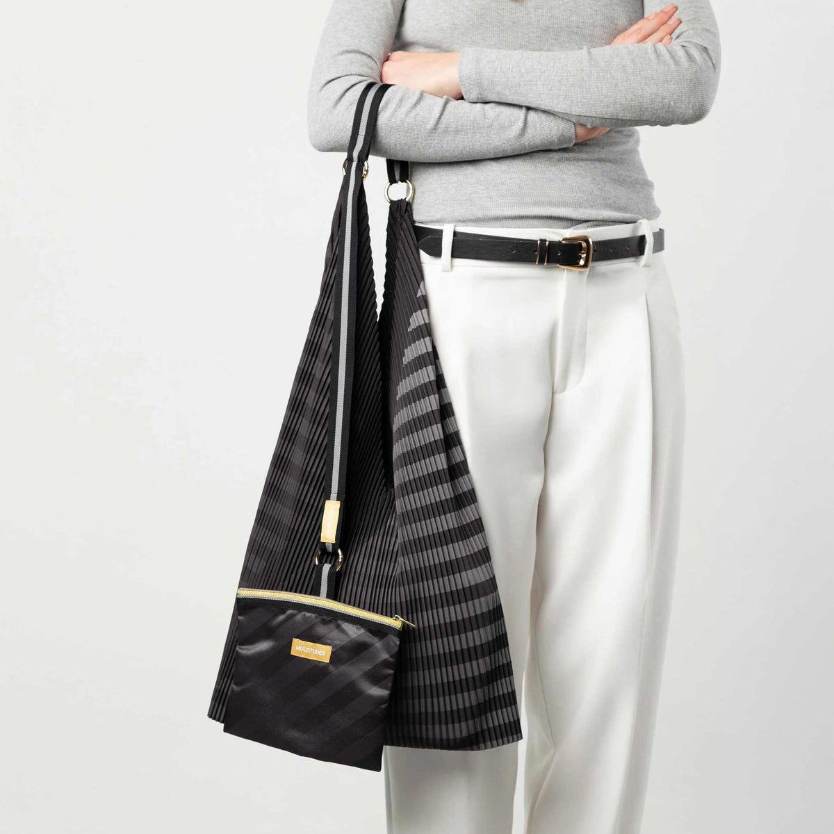 Y-Tasche Claudia – Schwarz · Plissee-Satin · 30 × 60 cm | Multitudes