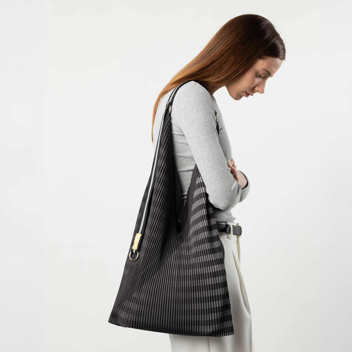 Y-Tasche Claudia – Schwarz · Plissee-Satin · 30 × 60 cm | Multitudes