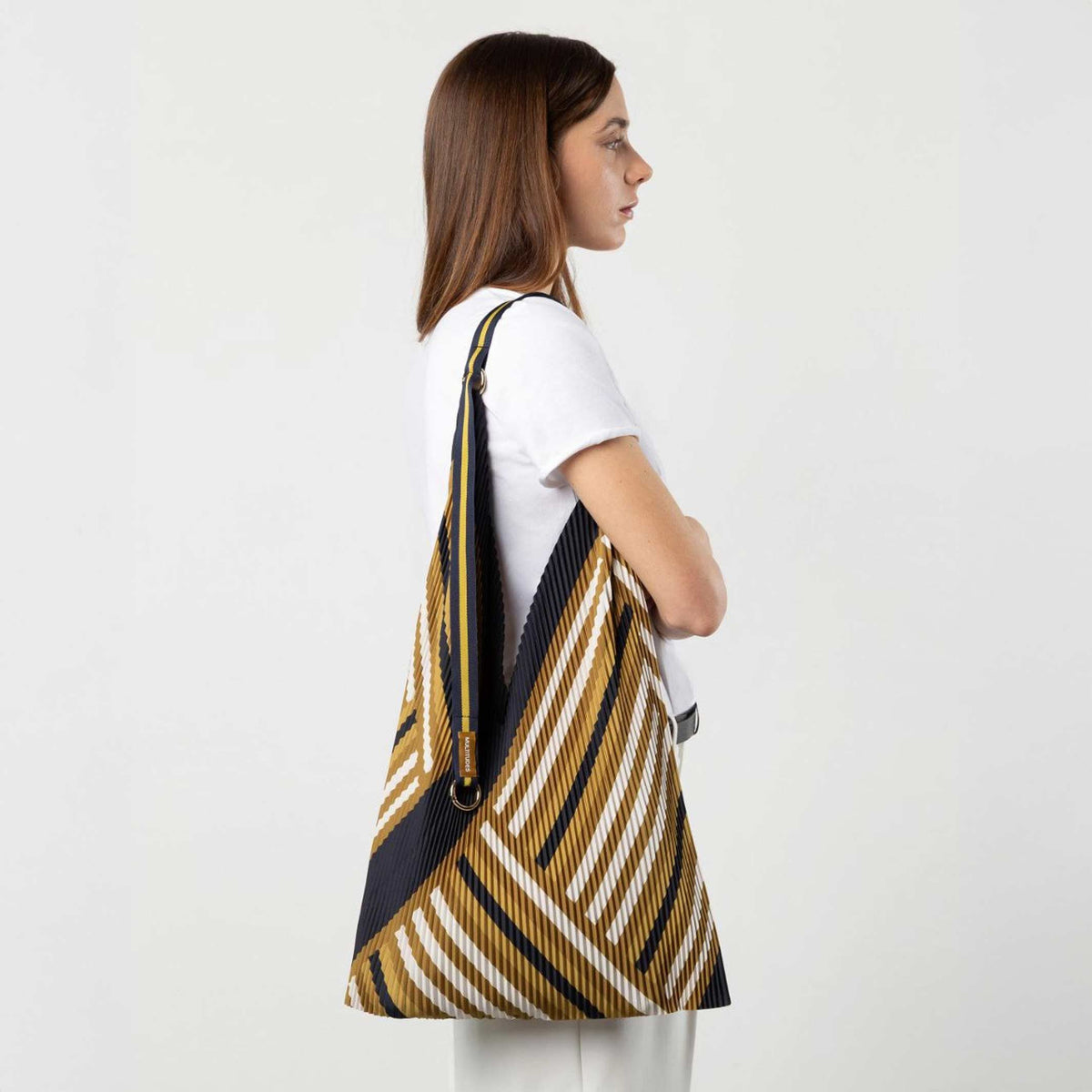 Y-Bag Grace – Pleated Satin · 30 × 60 cm | Multitudes