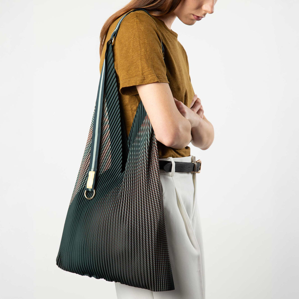 Y-Tasche Isabella – Grün · Plissee-Satin · 30 × 60 cm | Multitudes