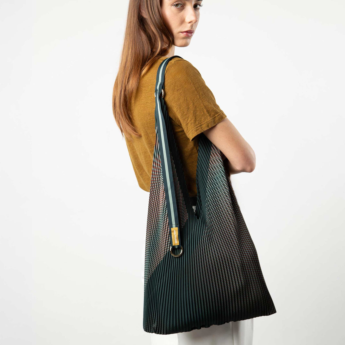 Y-Tasche Isabella – Grün · Plissee-Satin · 30 × 60 cm | Multitudes