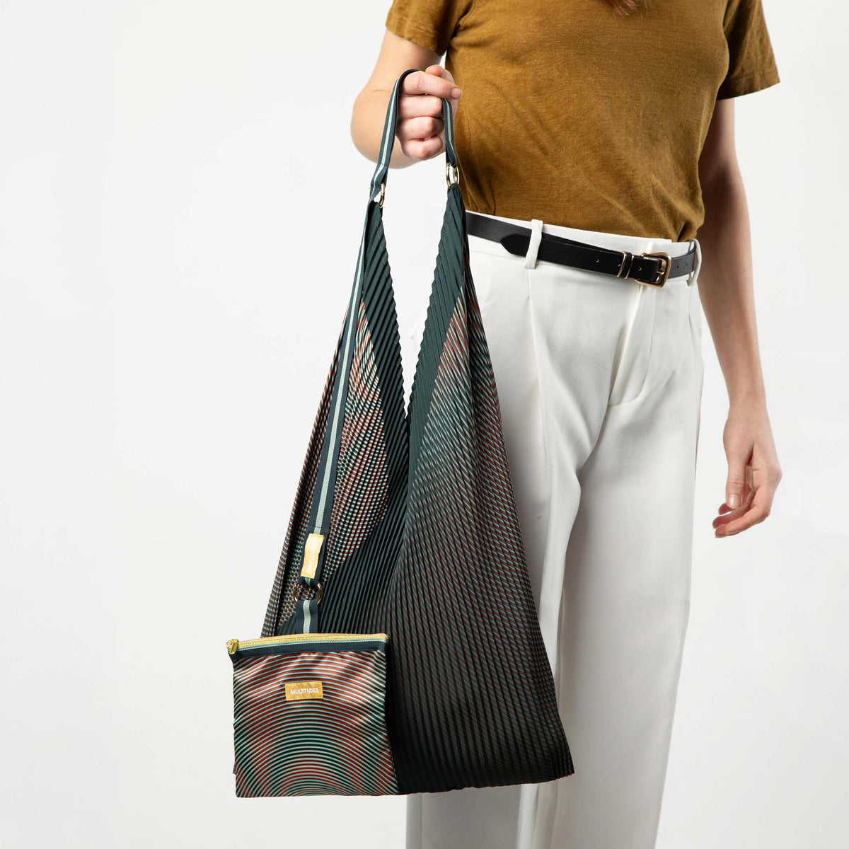 Y-Tasche Isabella – Grün · Plissee-Satin · 30 × 60 cm | Multitudes