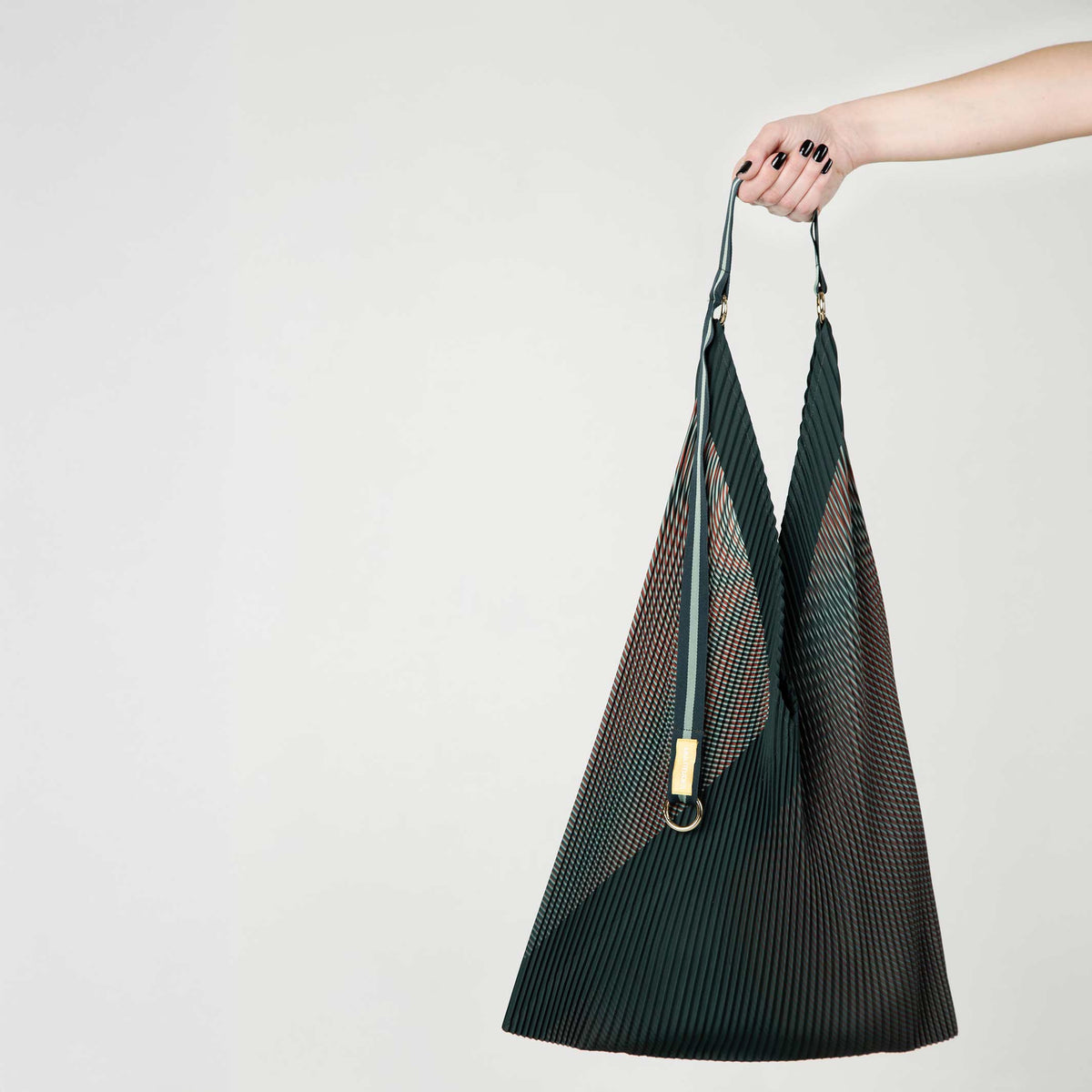 Y-Tasche Isabella – Grün · Plissee-Satin · 30 × 60 cm | Multitudes