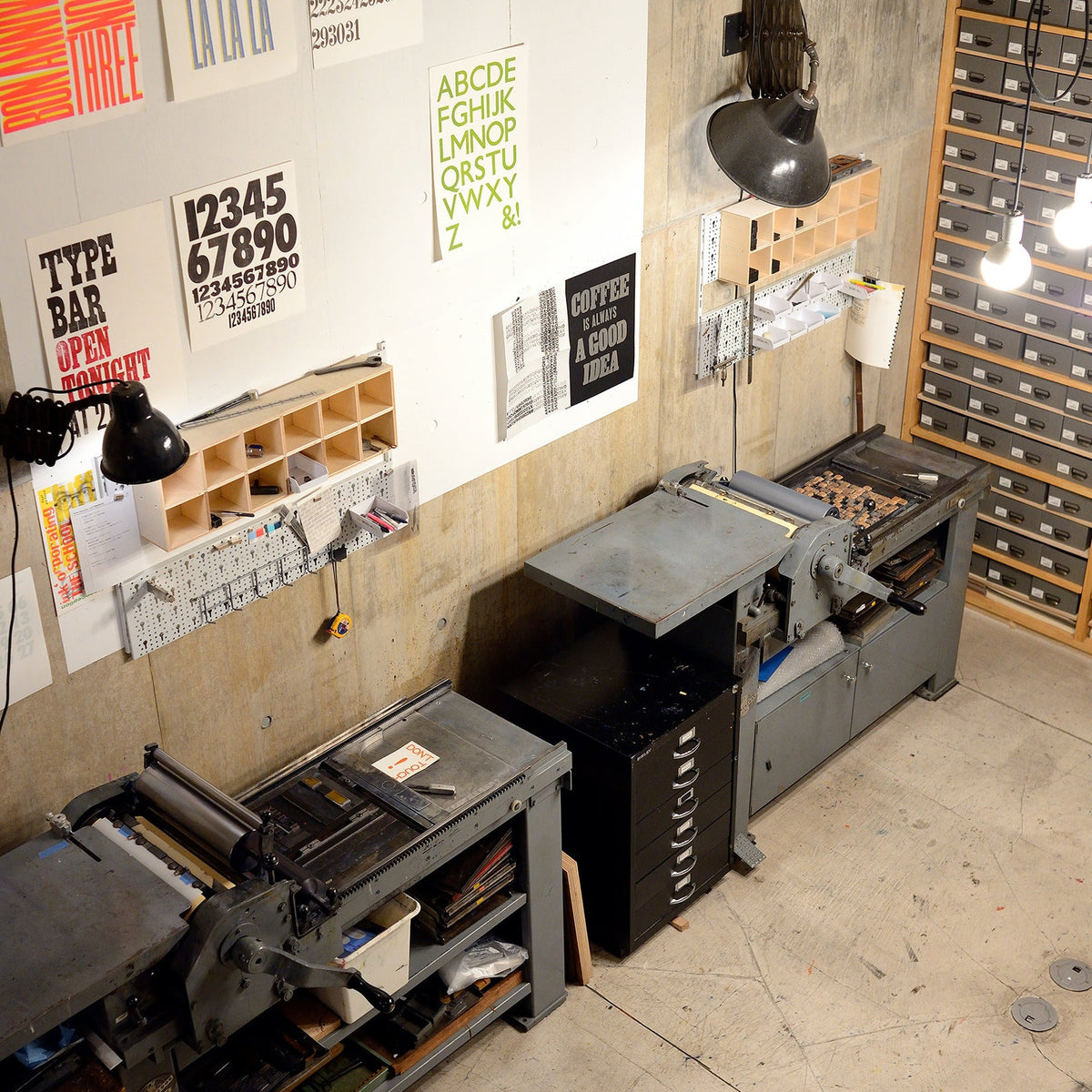 Notizbuch Typeface Gill Sans – Letterpress, A6 Blau, Japan | Tomigaya · Geschenk Design
