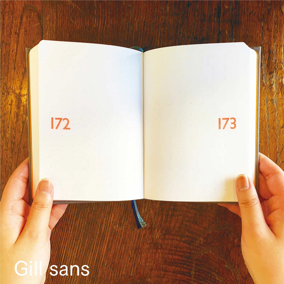 Notizbuch Typeface Gill Sans – Letterpress, A6 Blau, Japan | Tomigaya · Geschenk Design