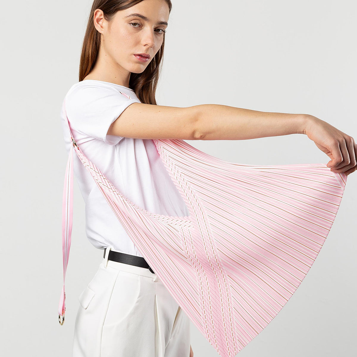 Y-Tasche Uma – Plissee-Satin · 30 × 60 cm | Multitudes